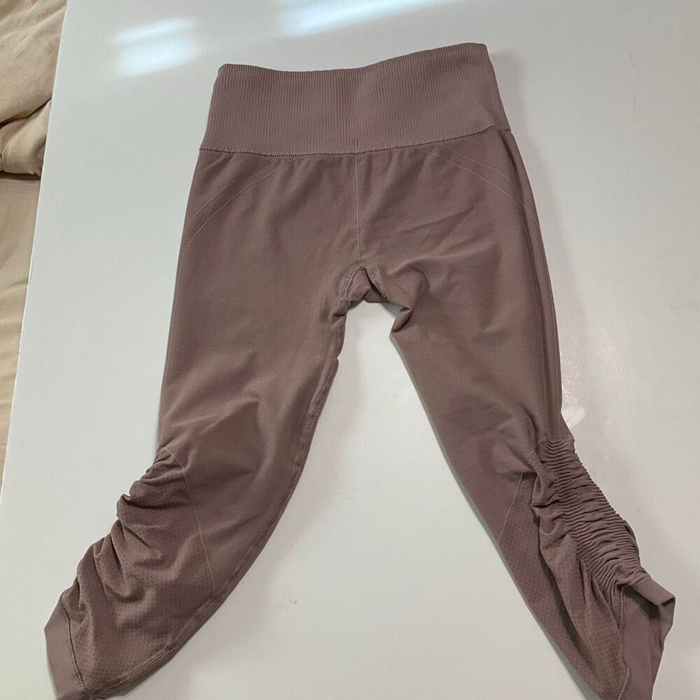 Lululemon Awakening Crop Leggings, Size 4, Mauve gorpcore yoga - Picture 3 of 13